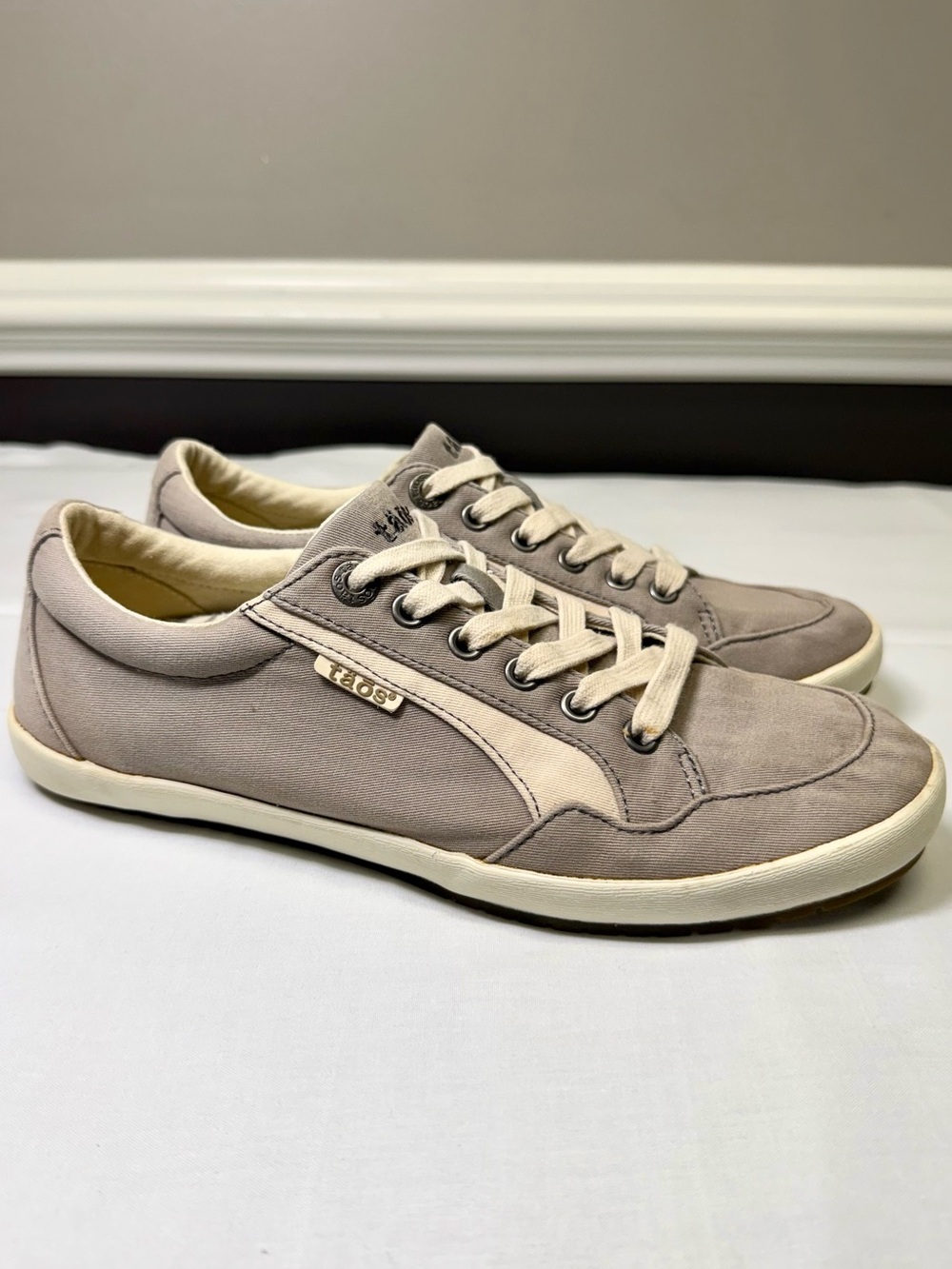 Taos Shooting Star Gray Canvas Comfort Sneakers Lace Up Women’s Size 9